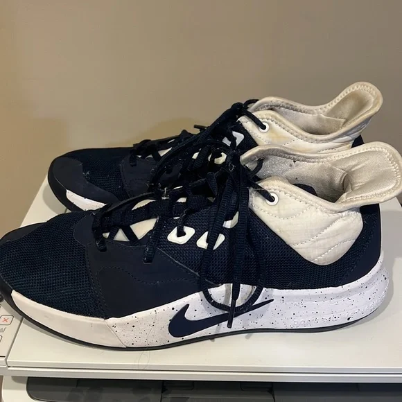 Nike women’s basketball shoe 8 1/2 - Picture 4 of 6